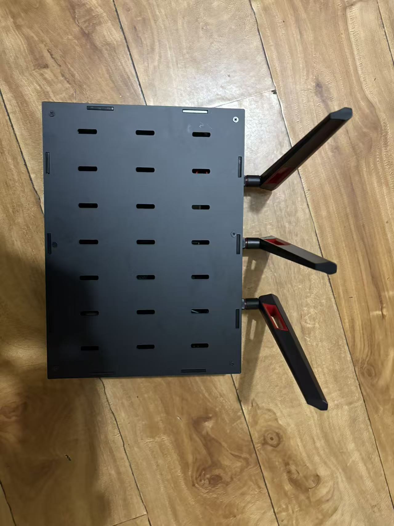 TikTok 软路由机柜外观正面